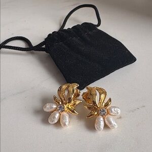 Vintage Avon 1994 Freshwater Pearl Rhinestone Accent Flower Petal Earrings 342